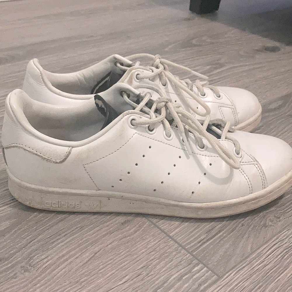 Stan Smith black tongue shoe